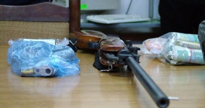 На мястото веднага пристигнала полиция която заварила стрелеца да седи