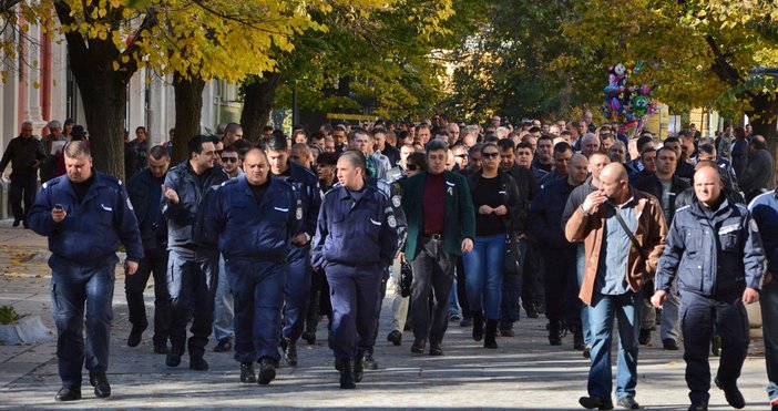 По изчисления на министерството исканото 15 процентно увеличение на заплатите щяло