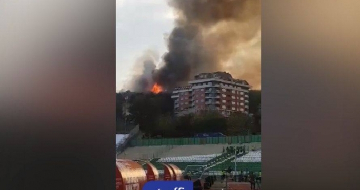 Кадър trafficnews bgГолям пожар вилня на метри от стадион Берое където в