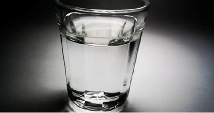 Хората обикновено имат навика да пият чаша вода, която стои