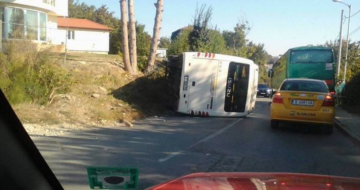 Снимка Нова Варна Автобус се преобърна на 100 метра под