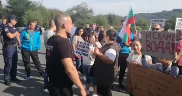 Недоволството е срещу безводието което мъчи Севлиево и околните селаПротестиращи