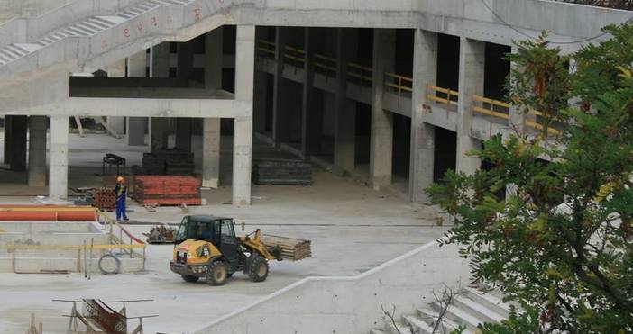 Работата по строежа на стадион Варна бе възстановена. Това се