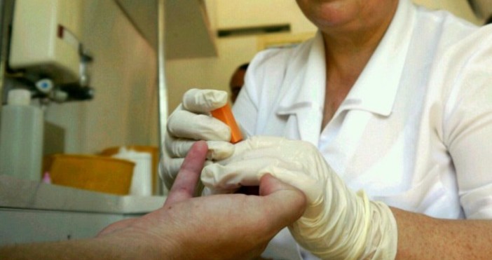 Все повече възрастни се инфектират с ХИВ като всеки шести
