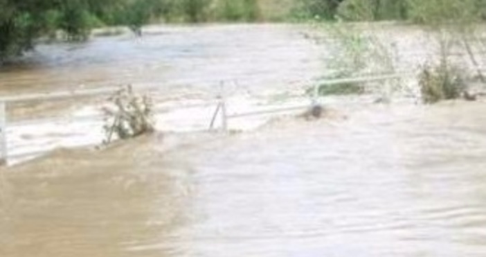 Пътят Царево – Резово остава затворен след като вчера река