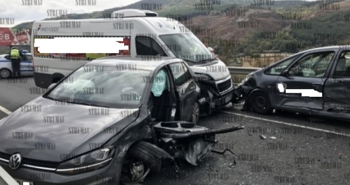 Снимки СтрумаТежка верижна катастрофа стана преди минути в района на