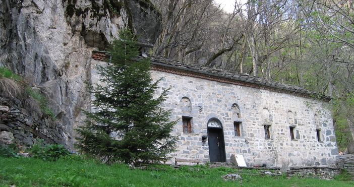 Църквата Успение на Св Иван Рилски намираща се до гроба