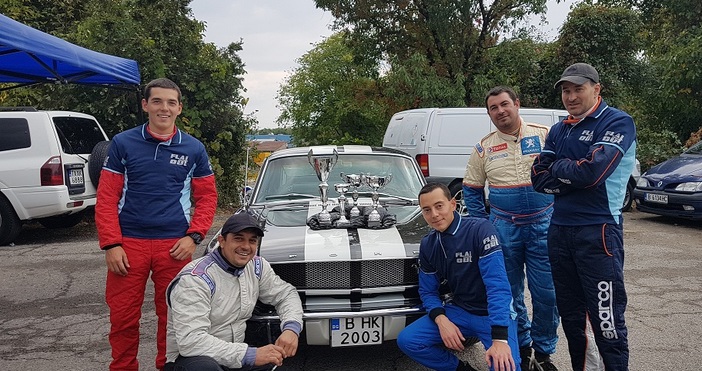 Автомобилните състезатели на автомобилен спортен клуб ФЛАТ-АУТ – Варна (Flat-Out