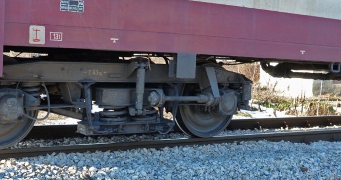 Бързият влак София Русе е блъснал преминаващ през релсите лек автомобил