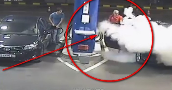 Служителят на бензиностанция който загаси с пожарогасител цигарата на нагъл
