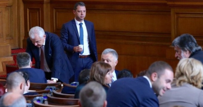 Депутатите току-що отхвърлиха оставката на Делян Добрев. Той обаче поиска