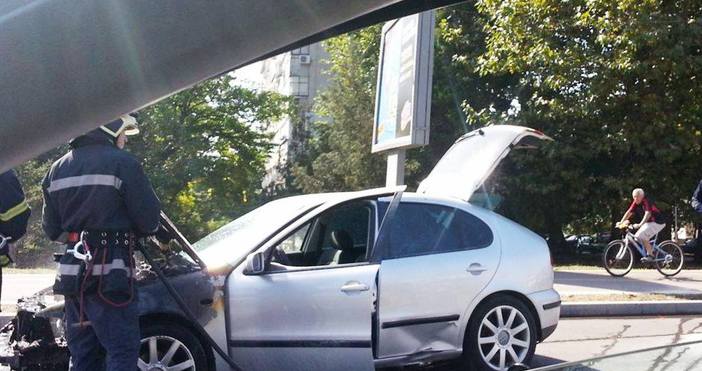 Автомобилът, който се запали по-рано днес на булевард Владислав Варненчик“