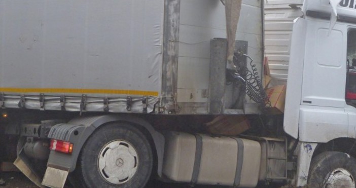 Снимка БулфотоКатастрофа между два камиона е станала преди минути научи