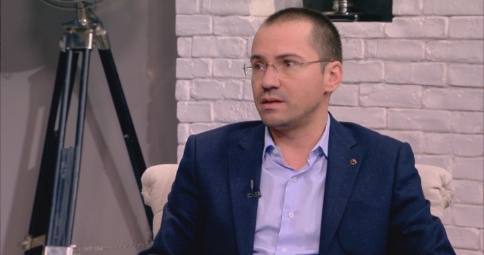Заместник-председателят на ВМРО и евродепутат Ангел Джамбазки подходи деликатно, помолен