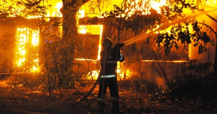 снимки БулфотоГолям пожар избухна в центъра на Бургас Инцидентът е