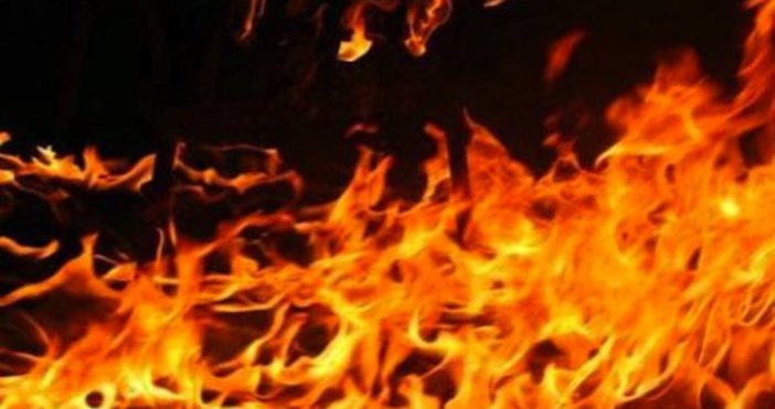 Пожар гори встрани от пътя Самоков – Дупница на километър