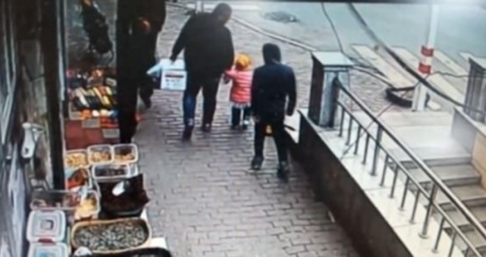 В Китай баща герой спаси детето си при ужасяващ опит