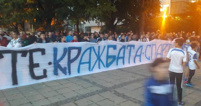 Феновете на футболния Спартак поискаха от премиера да върне имотите