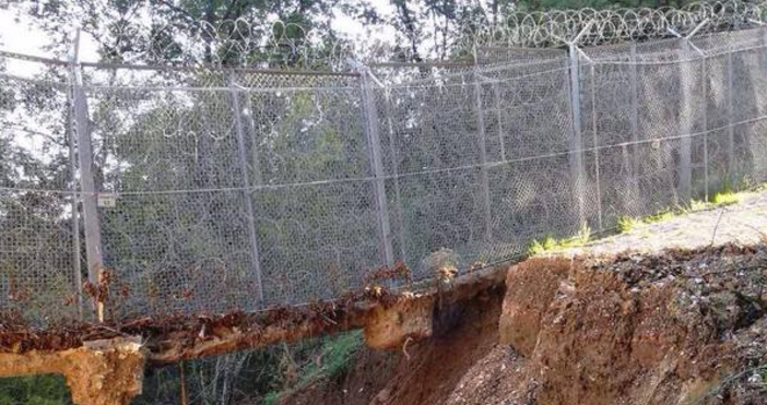 Снимка Флагман бгОгромен ров има под граничната ограда с Турция край