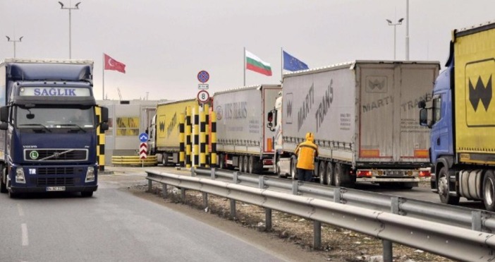Колоната от товарни автомобили на изход от България към Турция