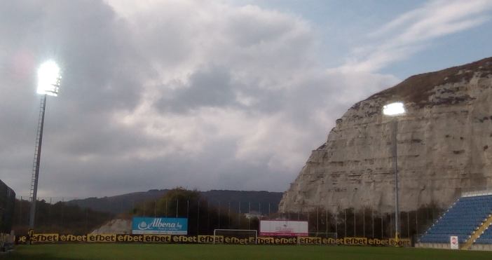 Стадионът на Черноморец в Балчик светна за първи път след като започнаха