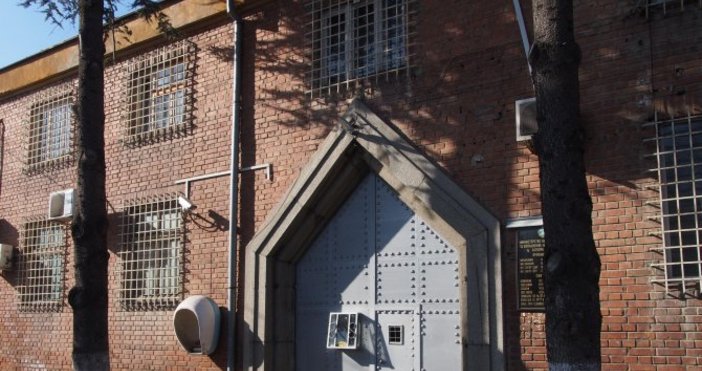 Снимка Булфото Надзирател намери дрога в багажа на лишен от свобода във