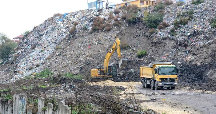 Снимка фейсбук Иван ПортнихОгромното разчистване на бунището в ромската махала
