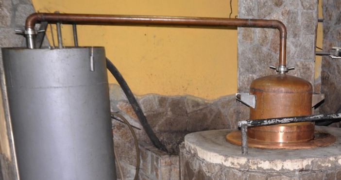 Митнически инспектори заловиха над 4400 литра нелегална ракия при масови