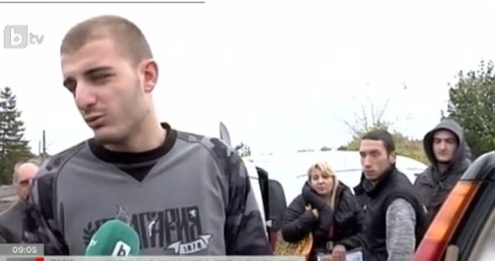 Доброволци помагат на жителите на с Ливада което беше потопено