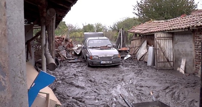 Дъжд в бедстващия Бургас забави още разчистването на пострадалите къщи.