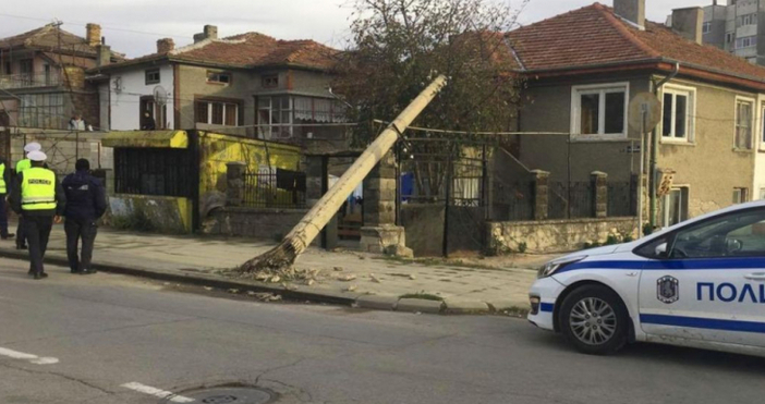 Снимка Труд Електрически стълб падна върху обитаем имот в Шумен следобяд