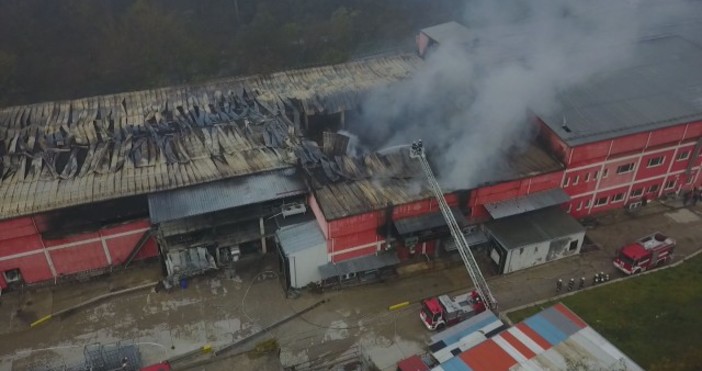 Снимка: bTVШест часа бушува огнената стихия в месокомбината край Велико