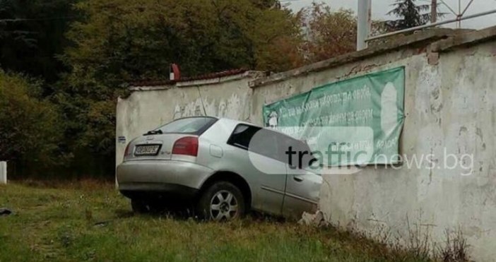 Снимка TrafficNews bgЛек автомобил ауди разби ограда на военно поделение Най вероятно шофьорът