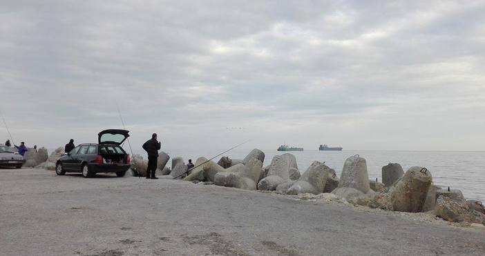 Облачният съботен ден събра рибарите от Варна по буните и