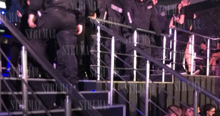 Автор и снимки Струма Тежко въоръжени жандармеристи нахълтаха в хитовата пернишка