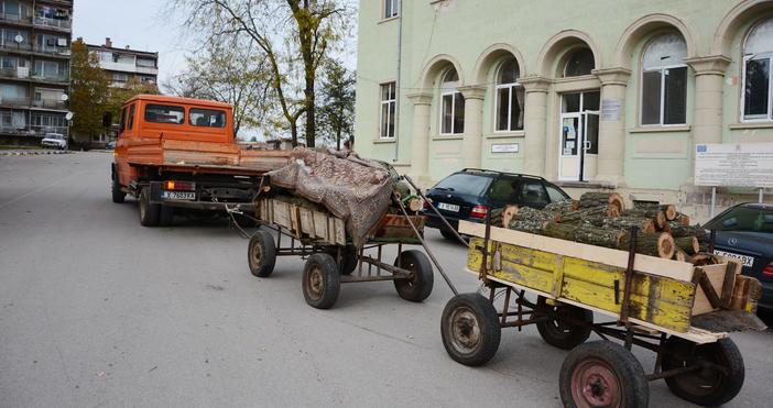 Снимки: БулфотоГорските служители от община Симеоновград задържаха поредните каруци пълни