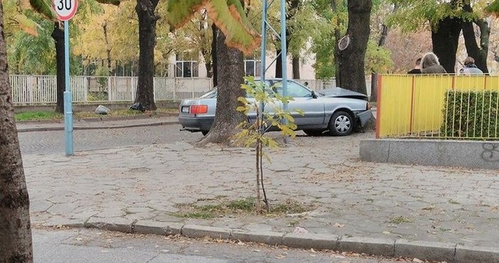 Снимка trafficnews.bgКатастрофа стана преди минути на улица Филипово в Пловдив. Ауди