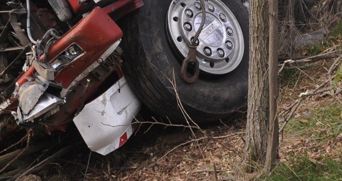Снимка Булфото архивШофьор почина след като инцидент с цистерна затвори