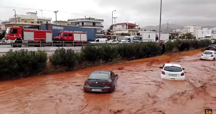 Най малко петима души са загинали при наводнения край Атина съобщи