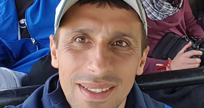 Варненският треньор по футбол Живко Бояджиев изгледа от пълните трибуни