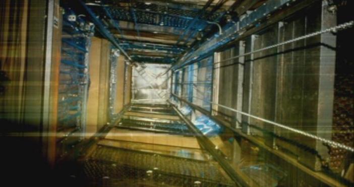 Падналата в асансьорна шахта жена е стабилизирана, но остава с