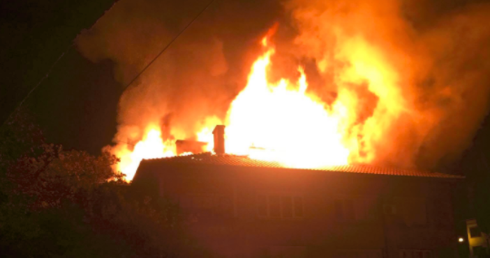 Снимка  ПикГолям пожар избухнал тази нощ изпепели покрива на 3 етажна
