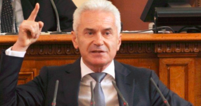 Опозиционна игра съзря лидерът на партия Атака Волен Сидеров в парламента
