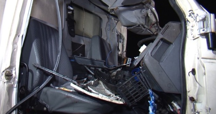 Кабината на вторият автомобил пострадал в катастрофата – камионът Снимка