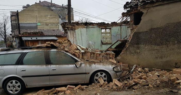 Снимки: БулфотоНеобитаема къща на улица Хан Пресиян се срути върху паркирани