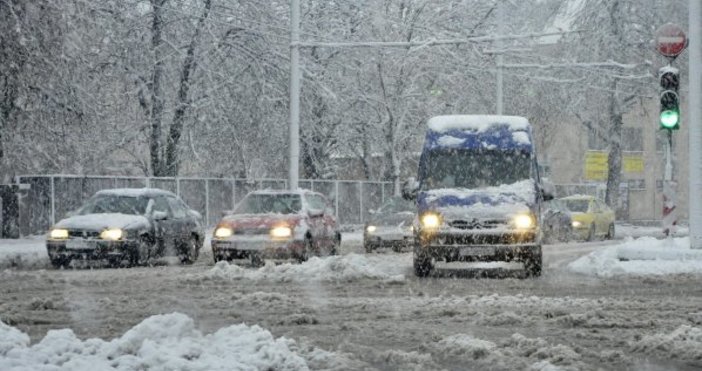 300 машини чистят пътищата в районите със снеговалеж300 машини чистят