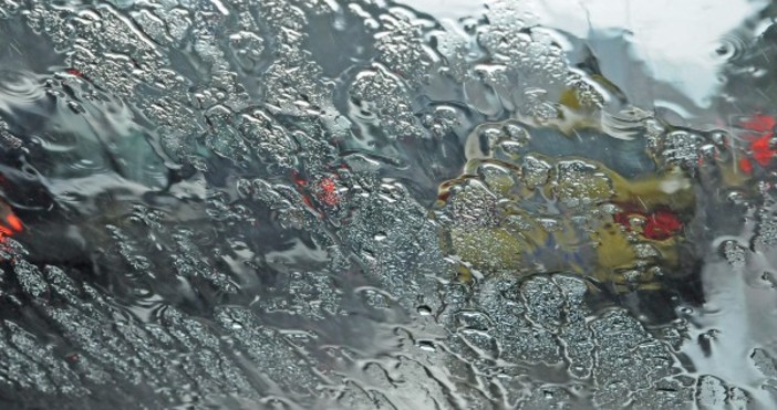 Дъжд вали във Варна и областта пътищата са мокри и