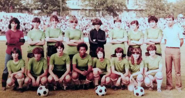 Поколения дами, донесли славата на женския футбол във Варна, се