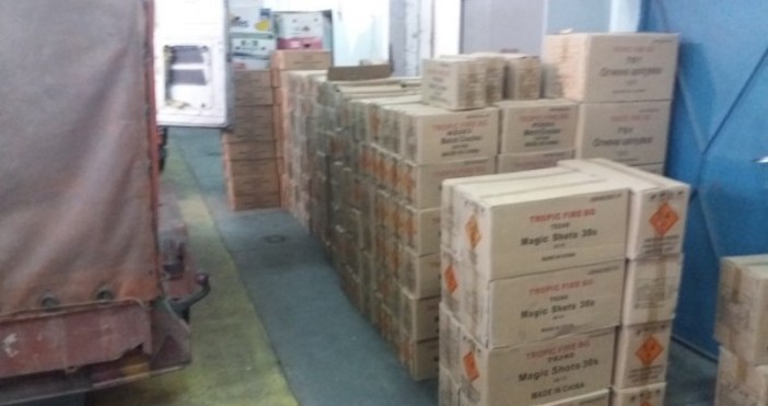 Служители на Митница Русе задържаха голямо количество пиротехнически изделия пренасяни