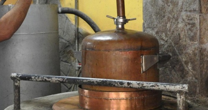 Снимка Булфото архивВсеки втори казанджия крие изварената ракия за да